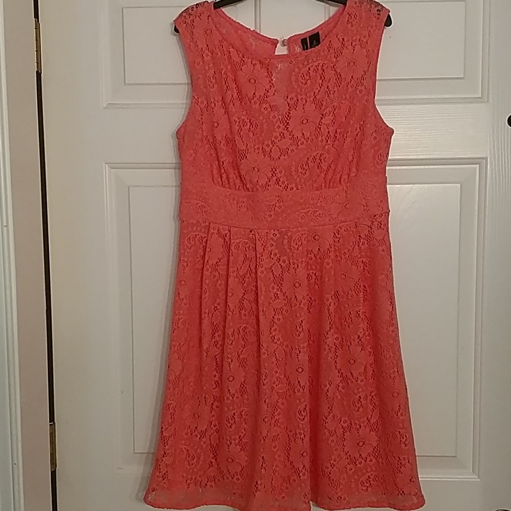 Gorgeous melon lace dress in EUC
